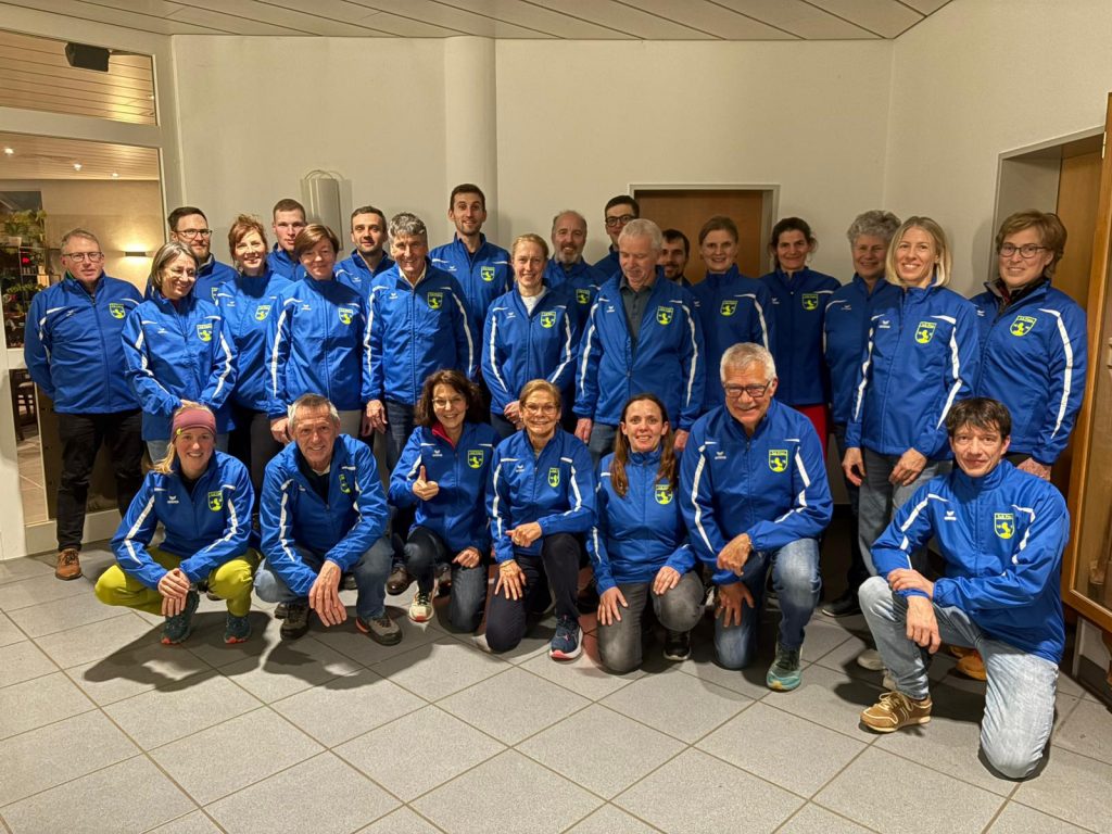 Neue Laufjacken für die Läufergruppe des TuS Prien – Präsentation beim Vorsilvesterlauf in Aschau