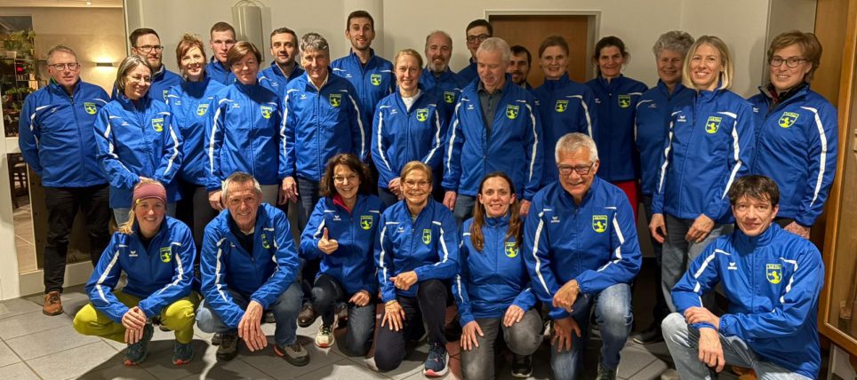 Neue Laufjacken für die Läufergruppe des TuS Prien – Präsentation beim Vorsilvesterlauf in Aschau